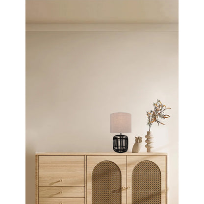 Various Woven tafellamp Ø30 cm op een bijzettafel in een modern boho interieur, die een warme en sfeervolle uitstraling geeft.