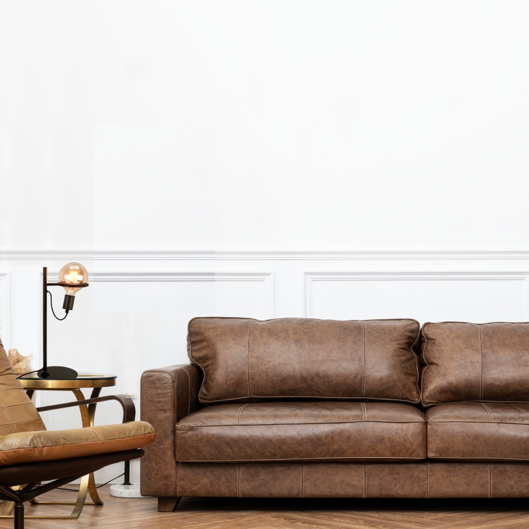 De zwarte Anello tafellamp voegt een industrieel accent toe aan je interieur. Perfect voor een sfeervolle avond.