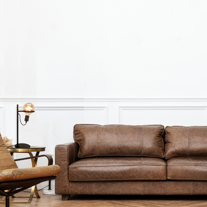 De zwarte Anello tafellamp voegt een industrieel accent toe aan je interieur. Perfect voor een sfeervolle avond.
