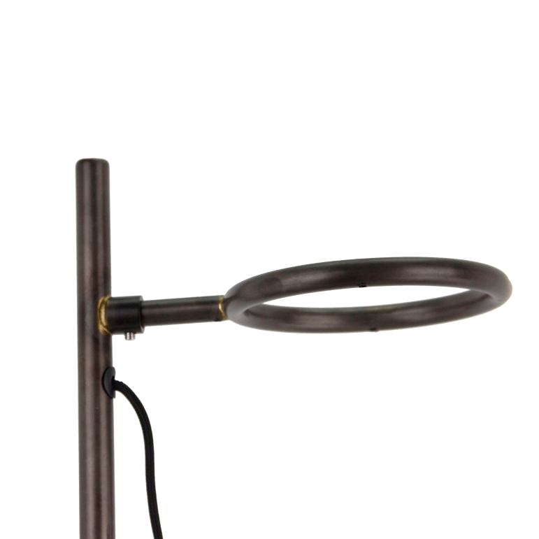 Deze zwarte tafellamp uit de Anello serie voegt industriële charme toe aan je interieur.