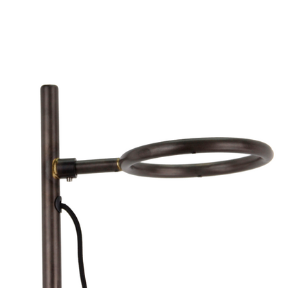 Deze zwarte tafellamp uit de Anello serie voegt industriële charme toe aan je interieur.