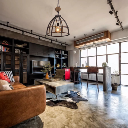De zwarte Aperto hanglamp heeft een robuust industrieel design. Perfect voor een stoere sfeer in jouw woonkamer of eetkamer.