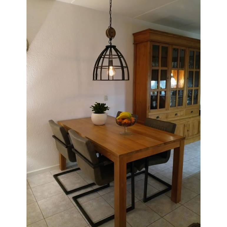 Detail van de zwarte Aperto hanglamp, perfect voor een industrieel interieur.
