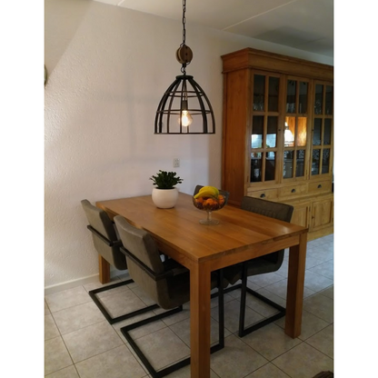 Detail van de zwarte Aperto hanglamp, perfect voor een industrieel interieur.