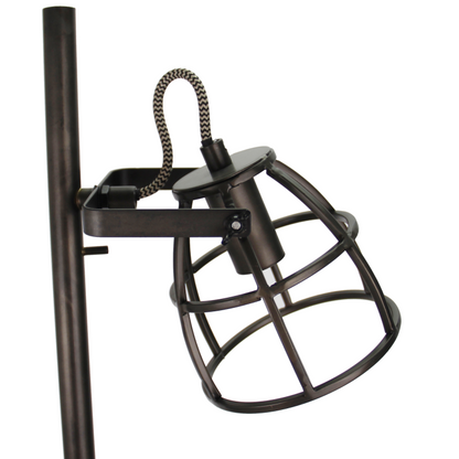 De zwarte Aperto vloerlamp geeft een industriële touch aan je interieur. Perfect voor een sfeervolle leeshoek of woonkamer.
