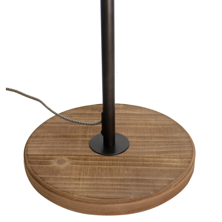 De zwarte Aperto vloerlamp voegt een industrieel accent toe aan jouw interieur. Perfect voor gezellige leeshoeken!