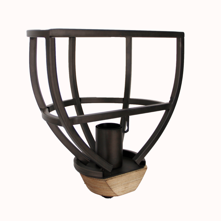 De zwart metalen wandlamp Aperto heeft een industriële charme.