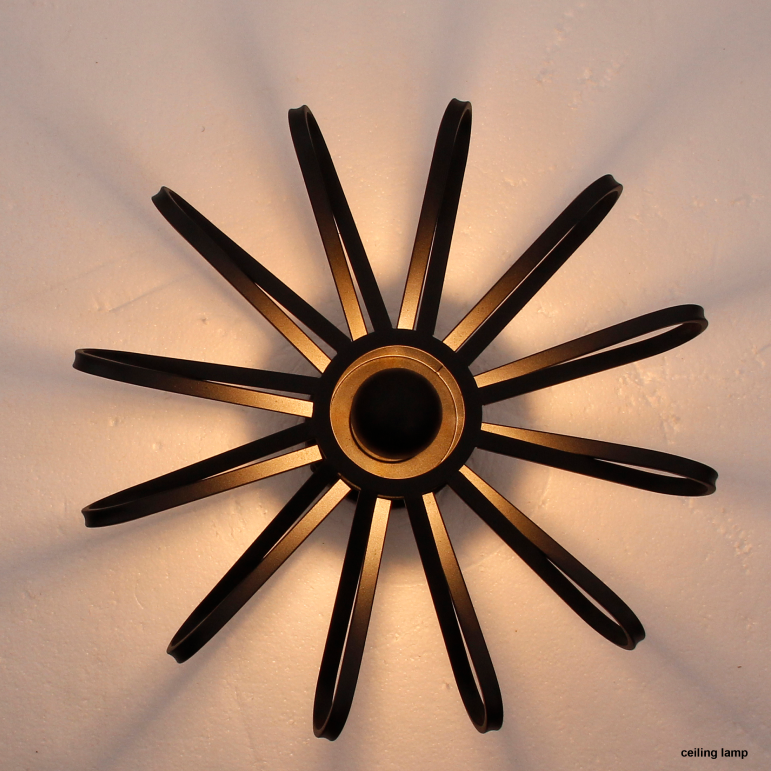 Detailfoto van de Arco plafondlamp in zwart, perfect voor een industriële sfeer. Deze lamp is een blikvanger in elke ruimte.