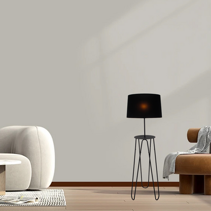 De Arezzo vloerlamp in zwart heeft een industrieel ontwerp en straalt een moderne charme uit. Perfect voor elke ruimte.