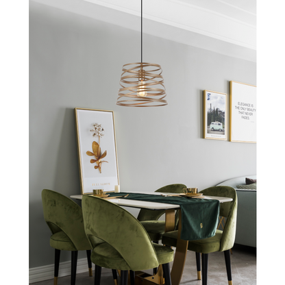Een gouden hanglamp in modern design voegt luxe toe aan je interieur. Perfect voor sfeervolle verlichting boven de eettafel.