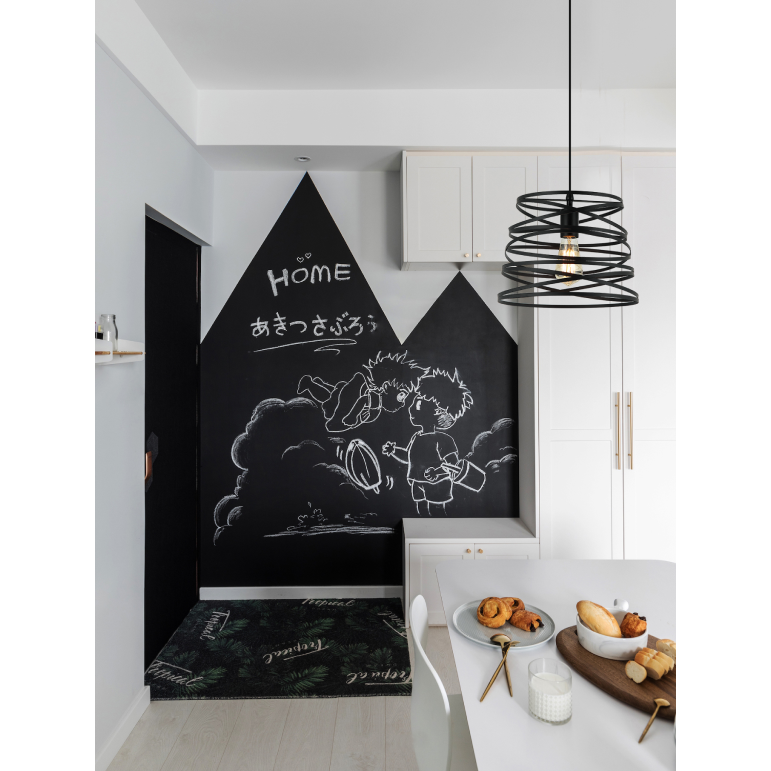 De zwarte Asti hanglamp heeft een modern design en valt op door zijn elegante afwerking. Perfect voor een eigentijdse ruimte.