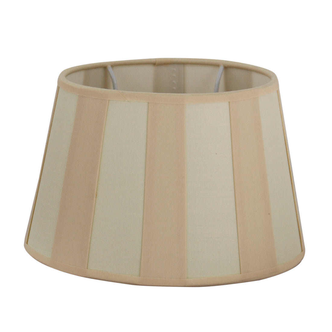 Deze moderne crèmekleurige lampenkap geeft elke ruimte een warme uitstraling. Perfect voor sfeervolle verlichting!