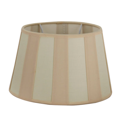Deze moderne crèmekleurige lampenkap geeft elke ruimte een warme uitstraling. Perfect voor sfeervolle verlichting!