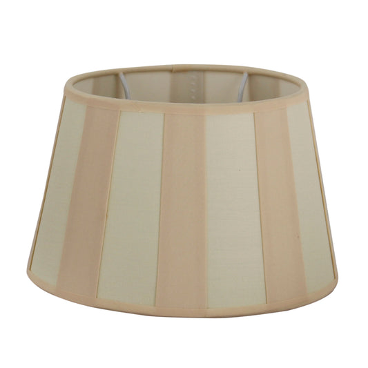 Deze moderne crèmekleurige lampenkap geeft elke ruimte een warme uitstraling. Perfect voor sfeervolle verlichting!