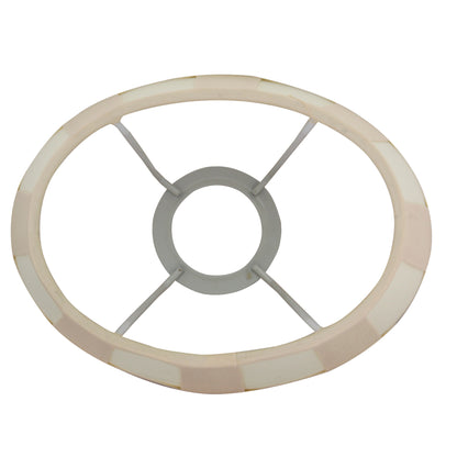 Detail van de ovale, crèmekleurige lampenkap uit de Balken-serie. Perfect voor een moderne uitstraling in je interieur.
