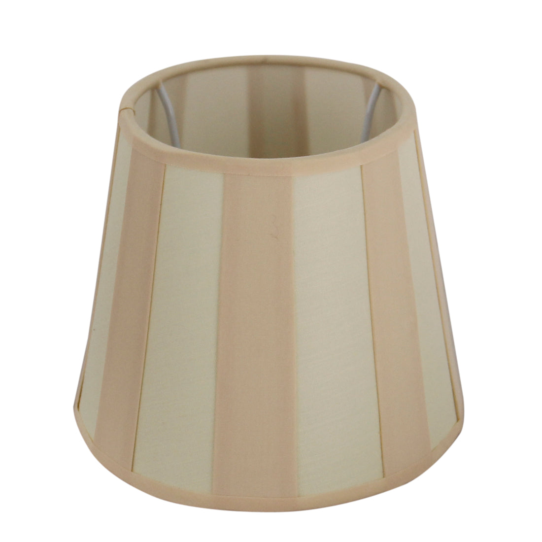 De crèmekleurige lampenkap geeft een zachte uitstraling. Perfect voor een moderne inrichting met een warme sfeer.