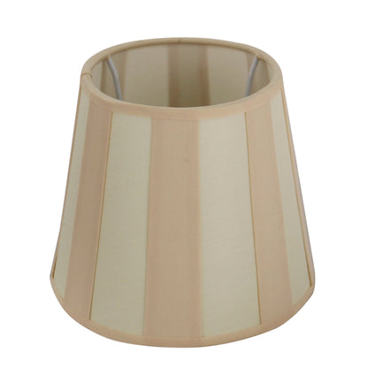 De crèmekleurige lampenkap geeft een zachte uitstraling. Perfect voor een moderne inrichting met een warme sfeer.
