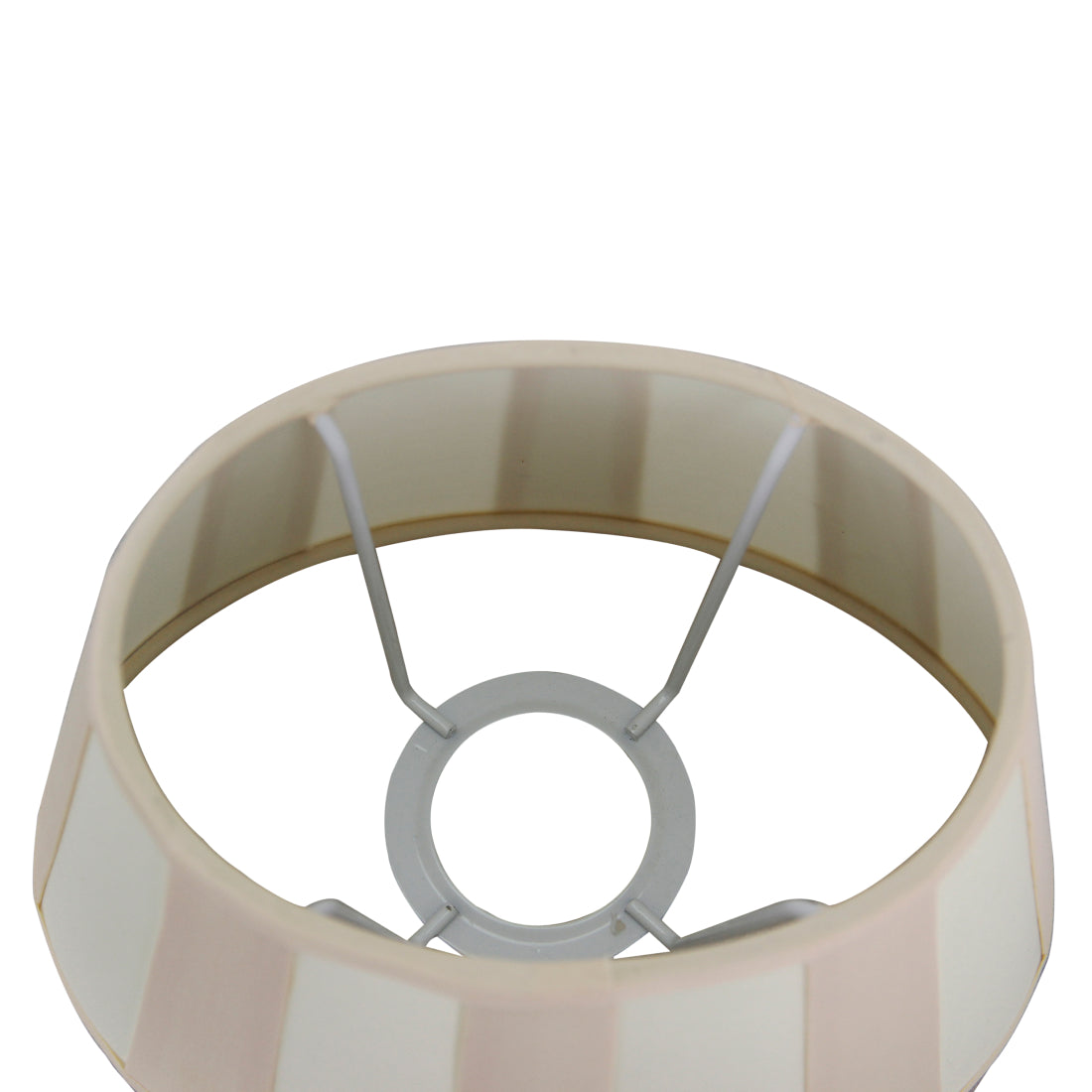 Deze crèmekleurige lampenkap voegt een moderne touch toe aan uw interieur.