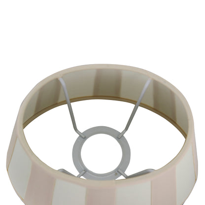 Deze crèmekleurige lampenkap voegt een moderne touch toe aan uw interieur.