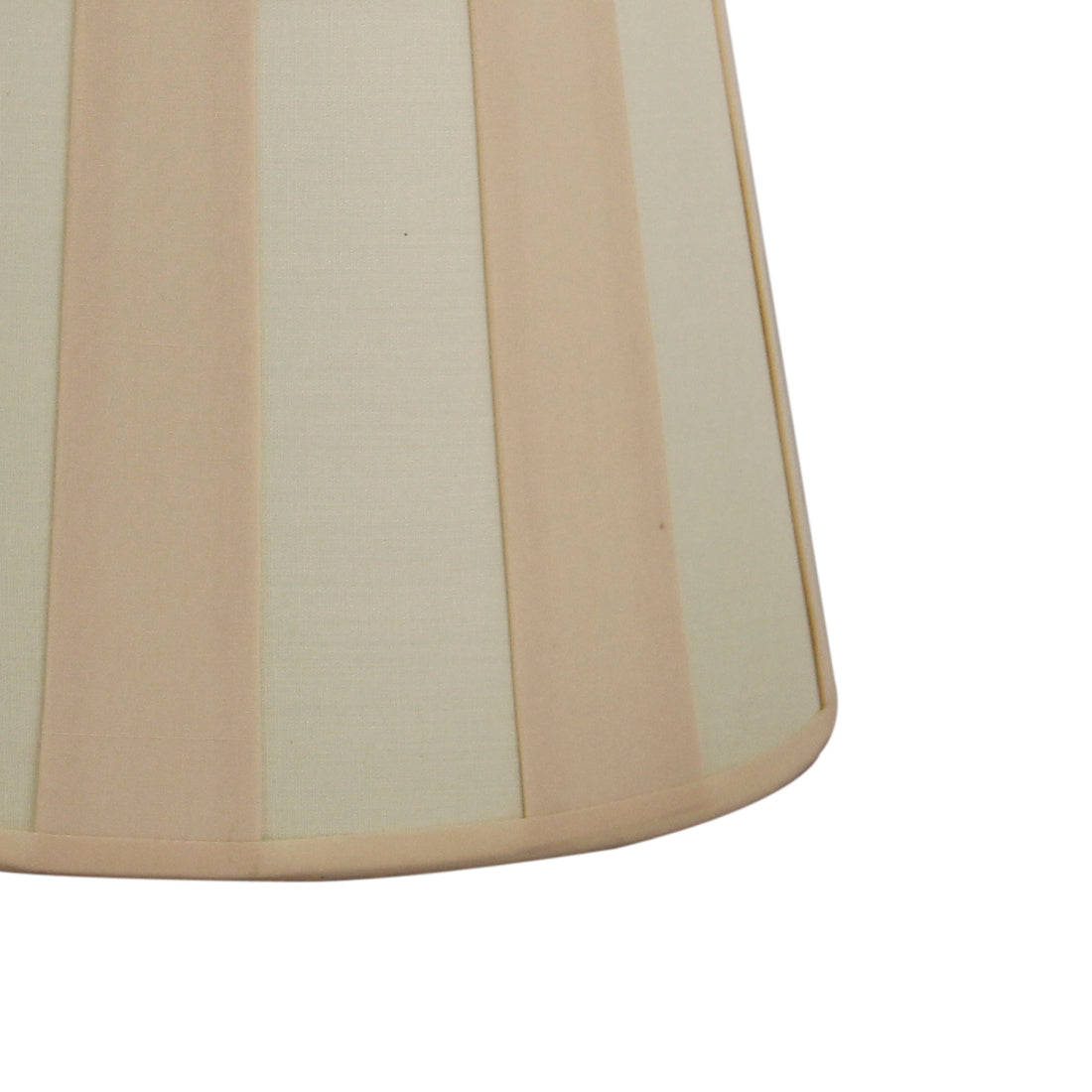 Een moderne lampenkap in crème met een ovale vorm. Perfect voor een sfeervolle en eigentijdse uitstraling in huis.
