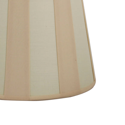 Een moderne lampenkap in crème met een ovale vorm. Perfect voor een sfeervolle en eigentijdse uitstraling in huis.