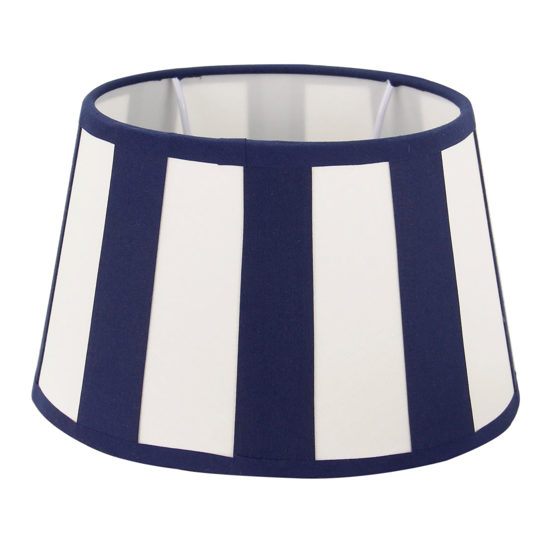 Moderne lampenkap in crème met een ovale vorm. Perfect voor een sfeervolle touch in uw interieur.