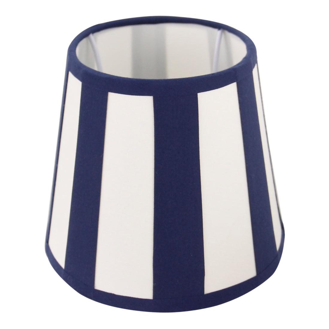 Detailfoto van de crème lampenkap in een modern ovalen design. Perfect voor een sfeervolle aanvulling in elke ruimte.