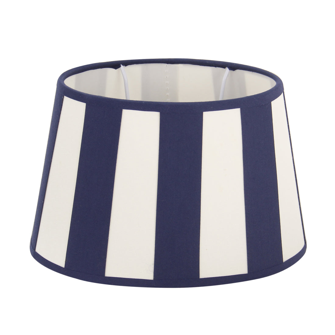 Deze crèmekleurige lampenkap voegt een warme, sfeervolle uitstraling toe aan je interieur. Perfect voor elke ruimte!