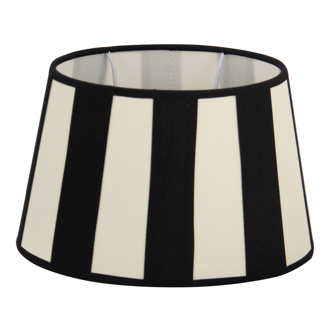 Deze crèmekleurige lampenkap geeft een warme, uitnodigende uitstraling. Perfect voor een sfeervolle verlichting in huis.