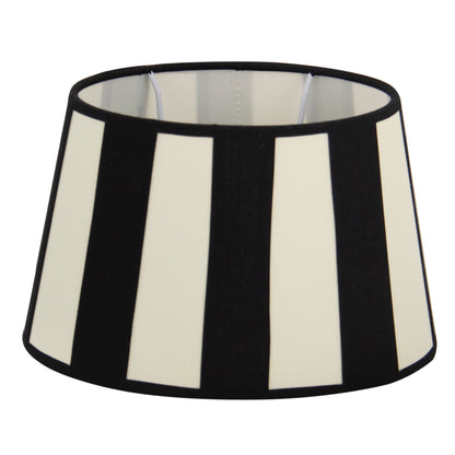 Deze crèmekleurige lampenkap geeft een warme, uitnodigende uitstraling. Perfect voor een sfeervolle verlichting in huis.