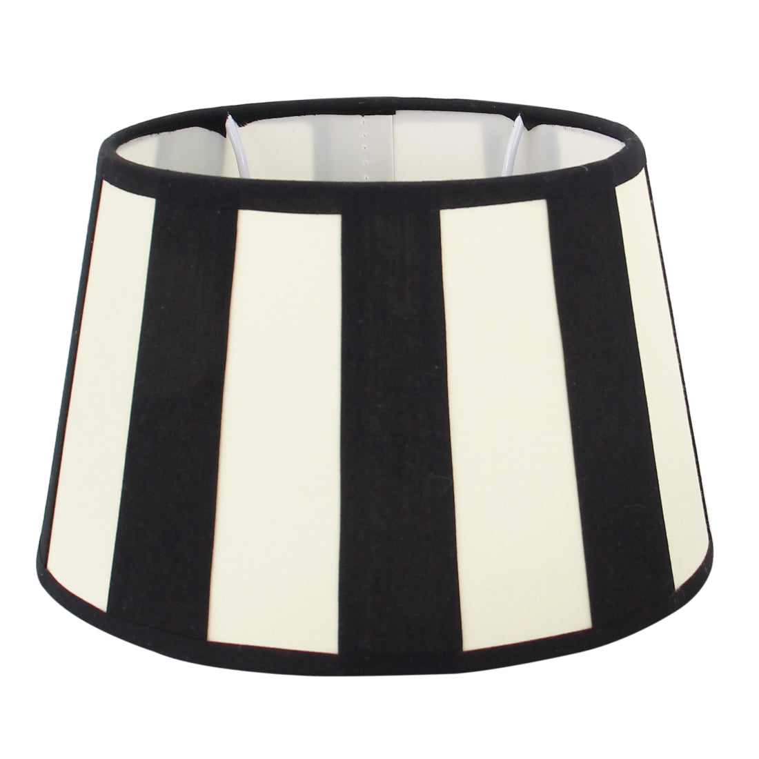 Deze crèmekleurige lampenkap geeft een warm en verfijnd accent aan je interieur. Perfect voor een gezellige sfeer.