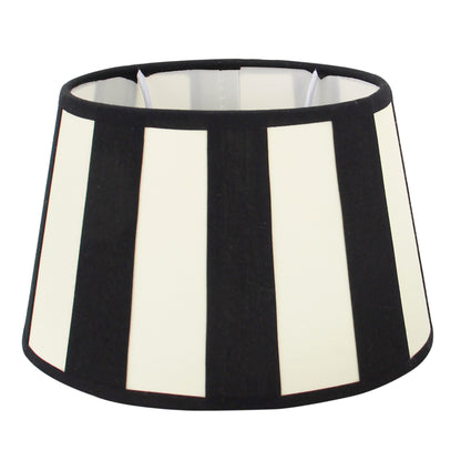 Deze crèmekleurige lampenkap geeft een warm en verfijnd accent aan je interieur. Perfect voor een gezellige sfeer.