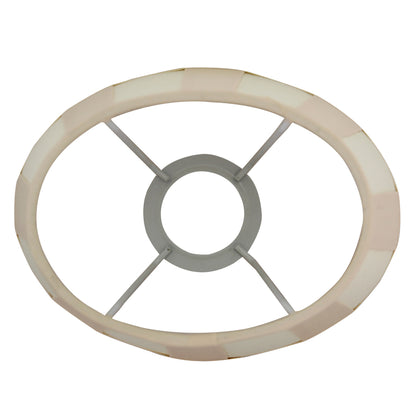 De crèmekleurige lampenkap Oval straalt warmte uit en past perfect boven een eettafel.