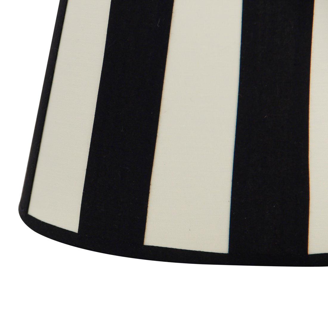 De crèmekleurige lampenkap Oval voegt warmte toe aan je interieur. Perfect voor een sfeervolle verlichting in elke ruimte.