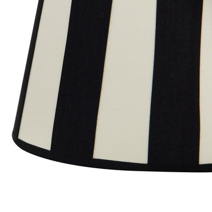 De crèmekleurige lampenkap Oval voegt warmte toe aan je interieur. Perfect voor een sfeervolle verlichting in elke ruimte.