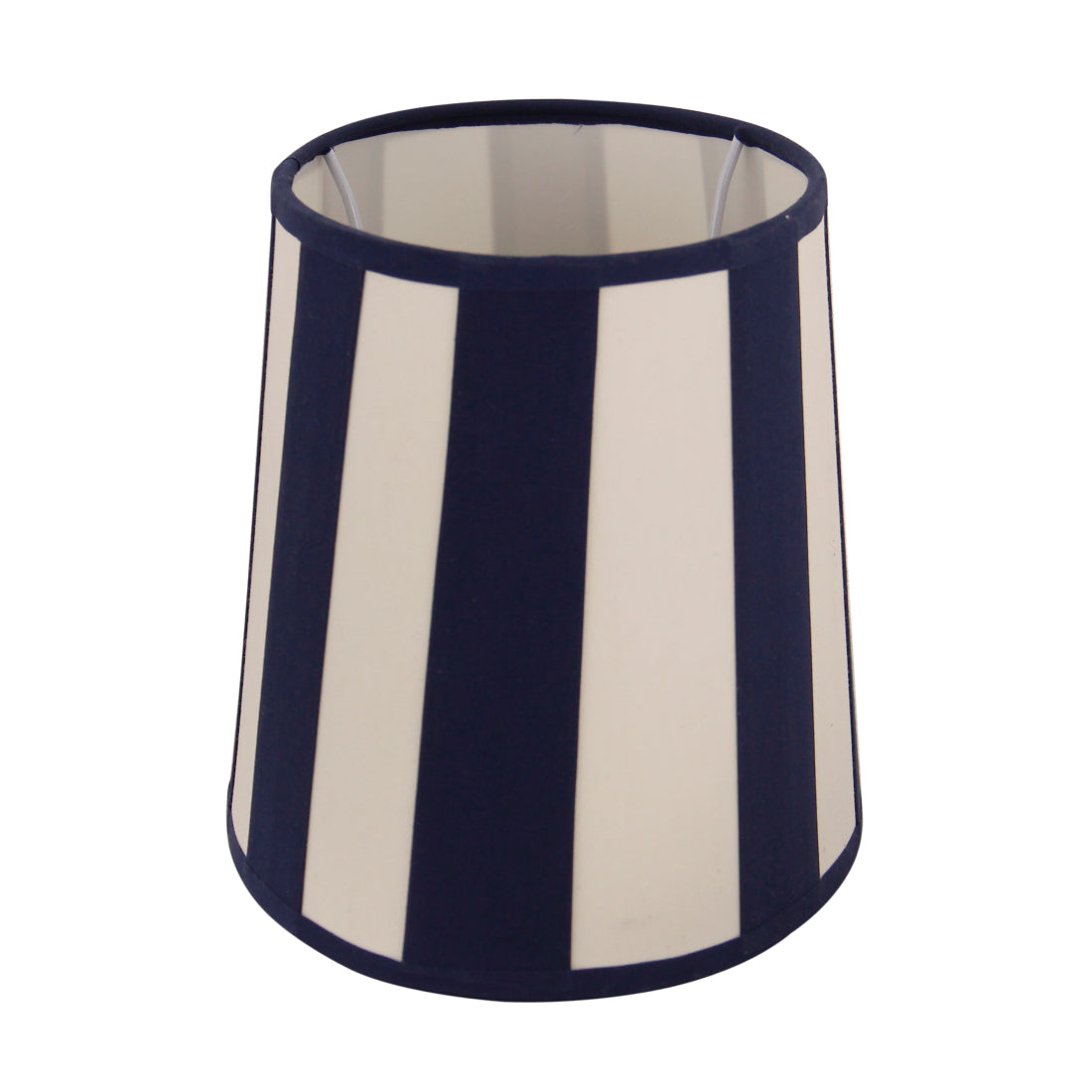 De crèmekleurige lampenkap Oval geeft een warme uitstraling aan elke ruimte. Perfect voor sfeervolle verlichting.