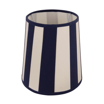 De crèmekleurige lampenkap Oval geeft een warme uitstraling aan elke ruimte. Perfect voor sfeervolle verlichting.
