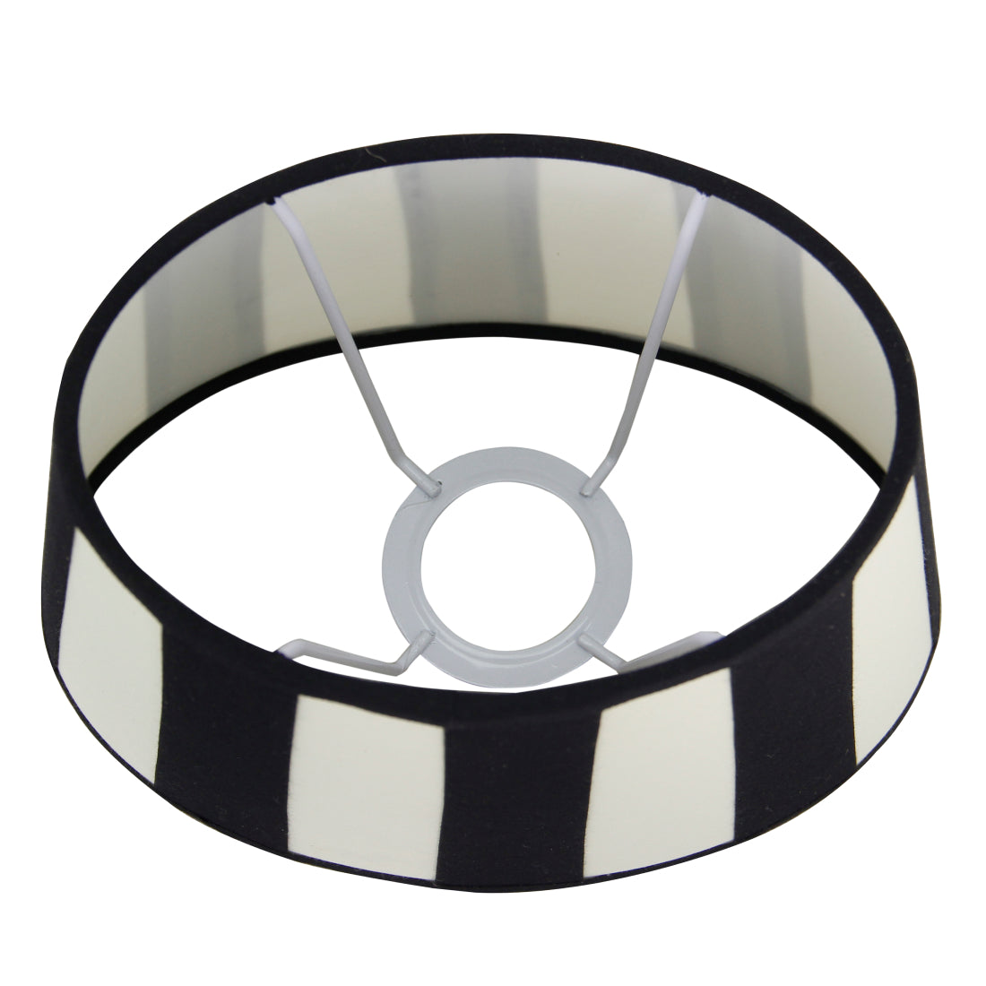 Detail van de crèmekleurige lampenkap Oval, perfect voor een warme sfeer. Een stijlvolle aanvulling voor elke lamp.