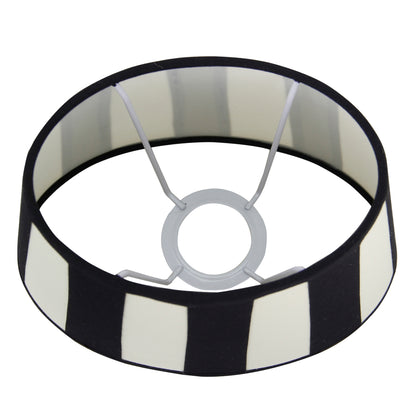 Detail van de crèmekleurige lampenkap Oval, perfect voor een warme sfeer. Een stijlvolle aanvulling voor elke lamp.
