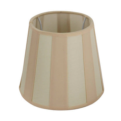 De crèmekleurige lampenkap Oval uit de Balken serie voegt een warme uitstraling toe aan je interieur.