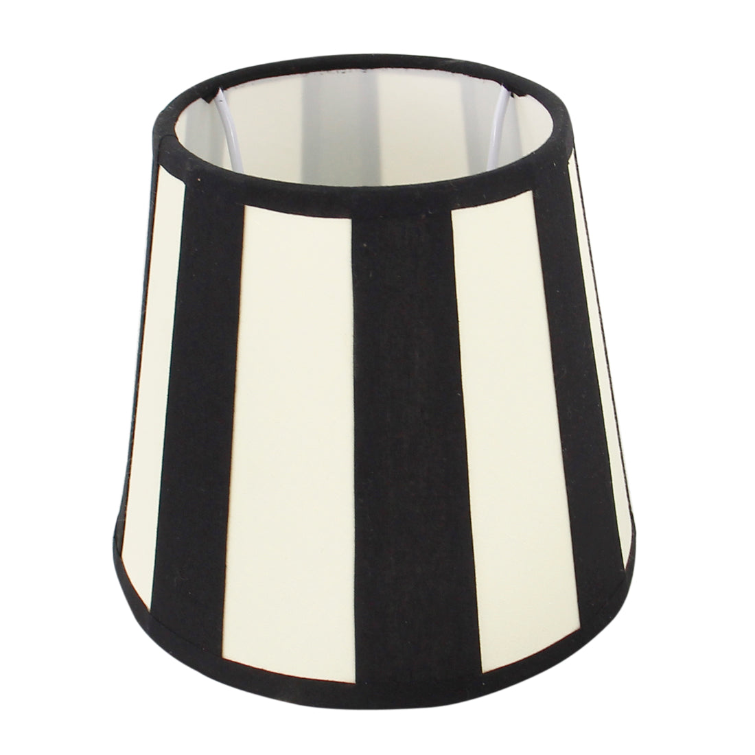 Detail van de crèmekleurige lampenkap Oval, perfect voor een warme en gezellige sfeer in jouw interieur.