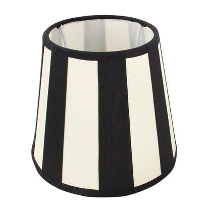 Detail van de crèmekleurige lampenkap Oval, perfect voor een warme en gezellige sfeer in jouw interieur.