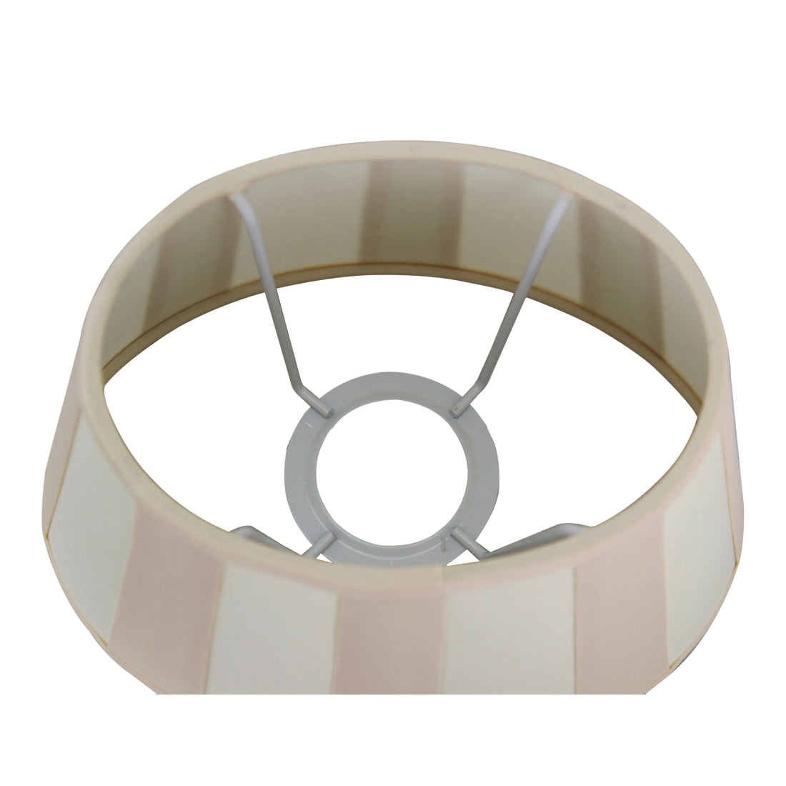 Detailfoto van de crèmekleurige lampenkap Oval. Deze kap voegt een warme ambiance toe aan elke stijlvolle ruimte.