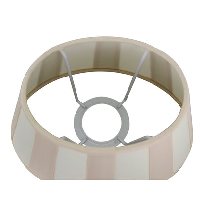 Detailfoto van de crèmekleurige lampenkap Oval. Deze kap voegt een warme ambiance toe aan elke stijlvolle ruimte.