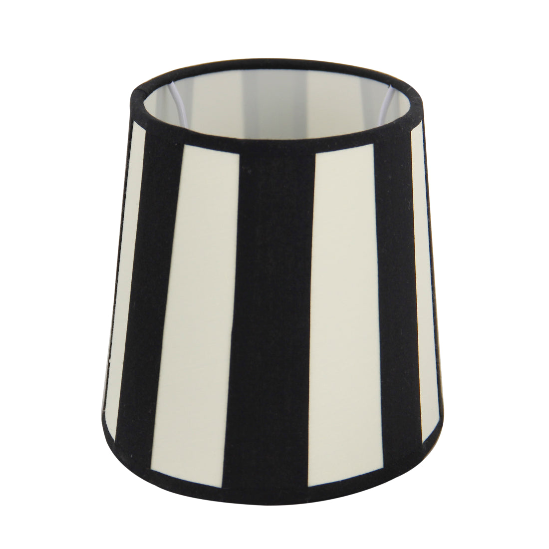 De crèmekleurige lampenkap Oval brengt een warme toets in elke kamer. Ideaal voor sfeervolle verlichting boven een eettafel.