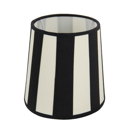 De crèmekleurige lampenkap Oval brengt een warme toets in elke kamer. Ideaal voor sfeervolle verlichting boven een eettafel.