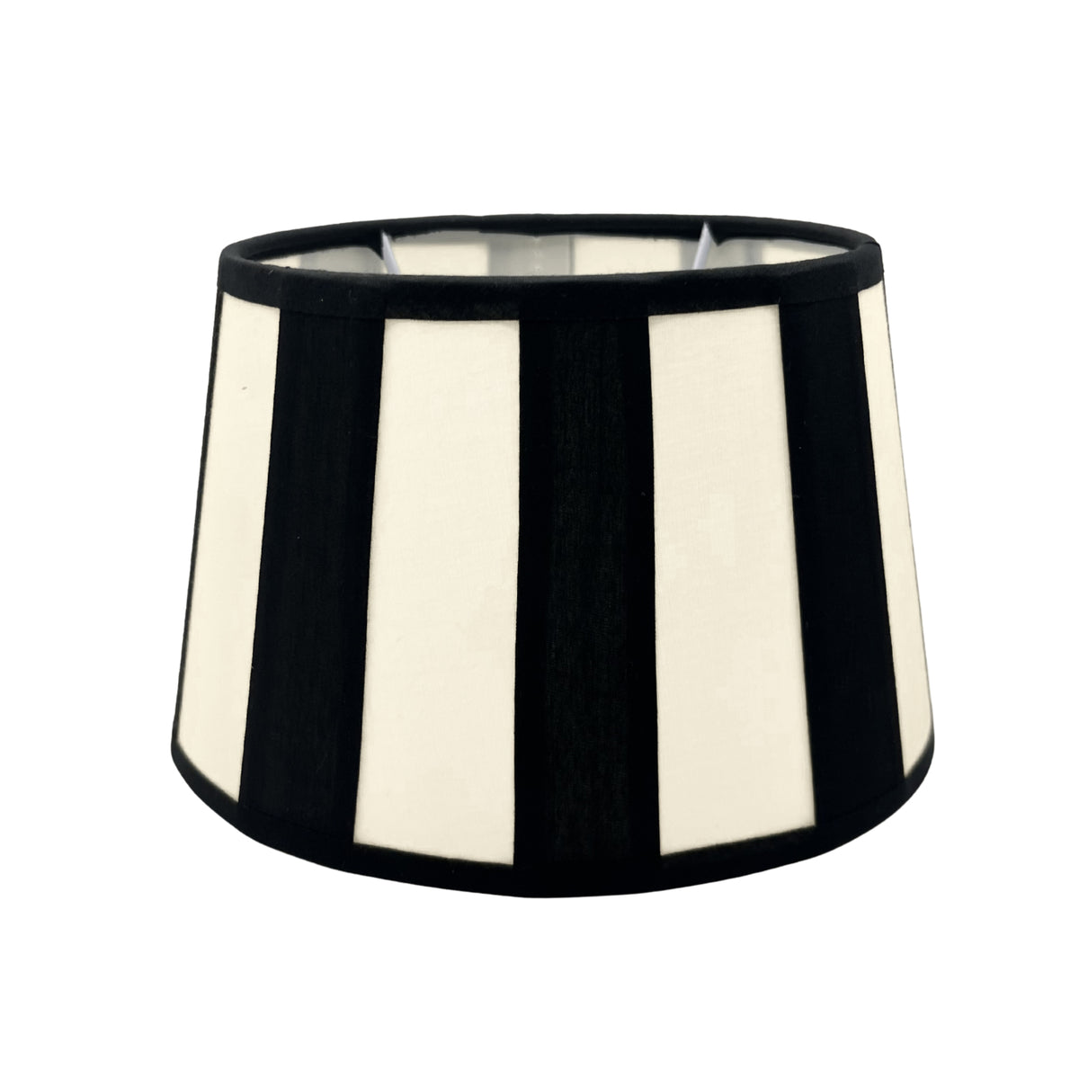 Moderne ovale lampenkap in crème met zwarte accenten. Perfect voor een frisse uitstraling in elke woonruimte.