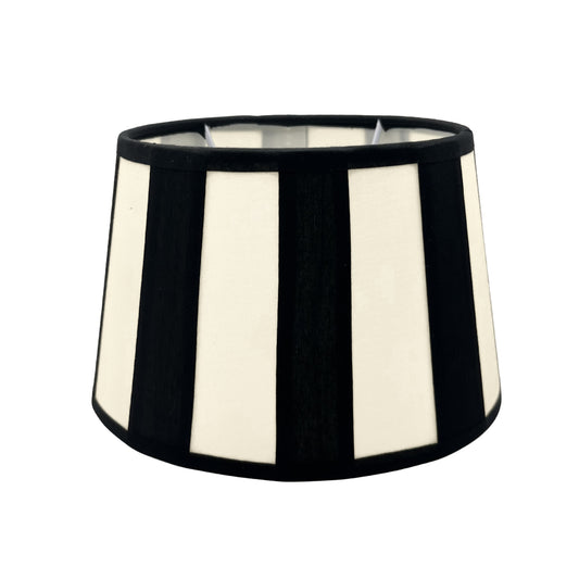 Moderne ovale lampenkap in crème met zwarte accenten. Perfect voor een frisse uitstraling in elke woonruimte.