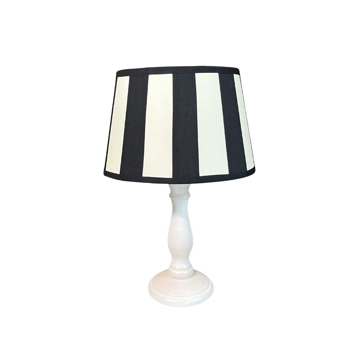 De crèmekleurige lampenkap voegt een moderne touch toe aan je interieur. Perfect voor sfeervolle verlichting in elke ruimte.