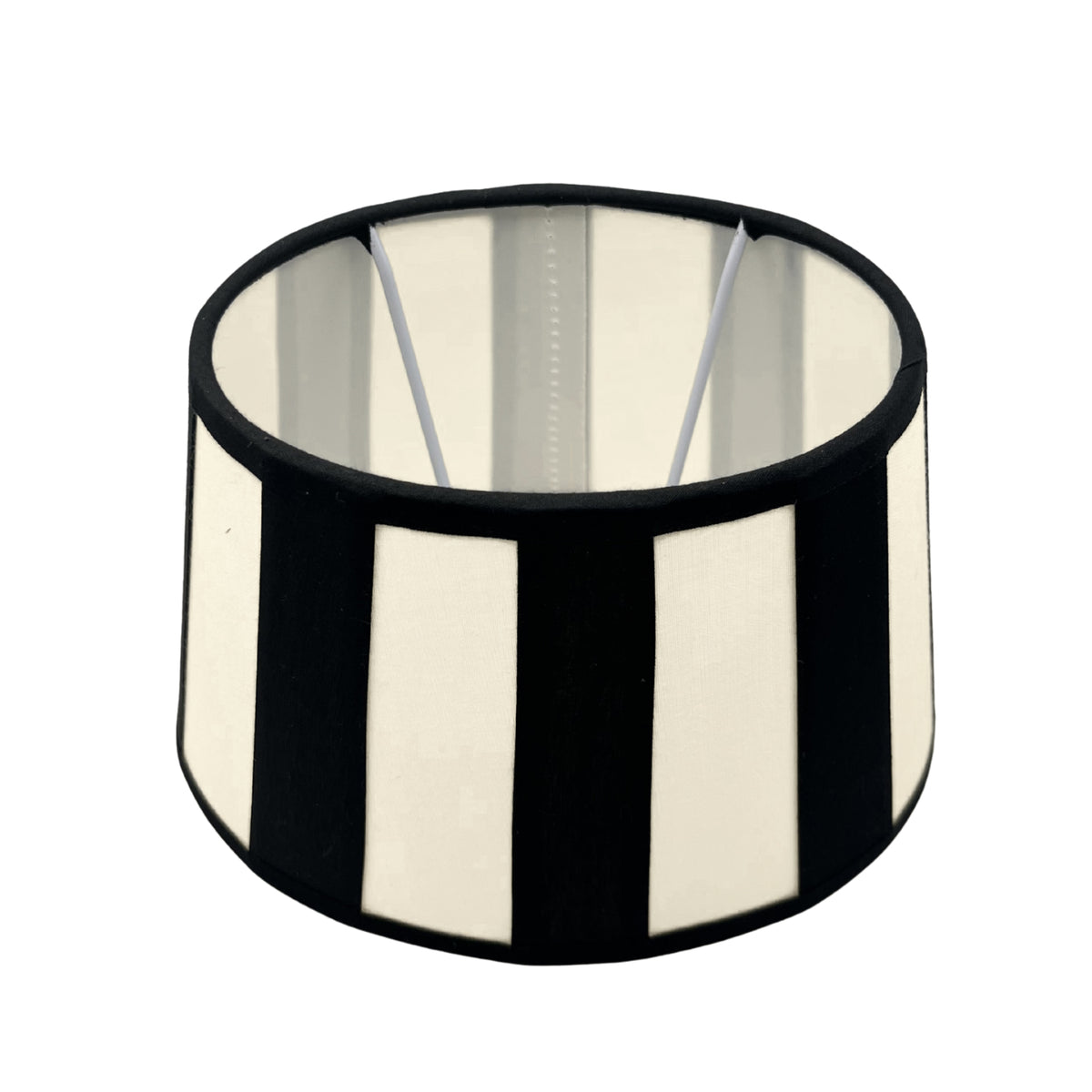 Detailfoto van de moderne crème lampenkap. Deze elegante kap geeft een sfeervolle uitstraling aan jouw interieur.